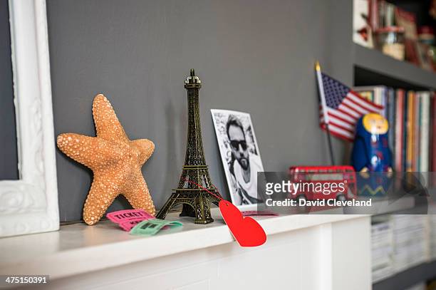 living room mantelpiece with travel souvenirs - souvenirs stock-fotos und bilder
