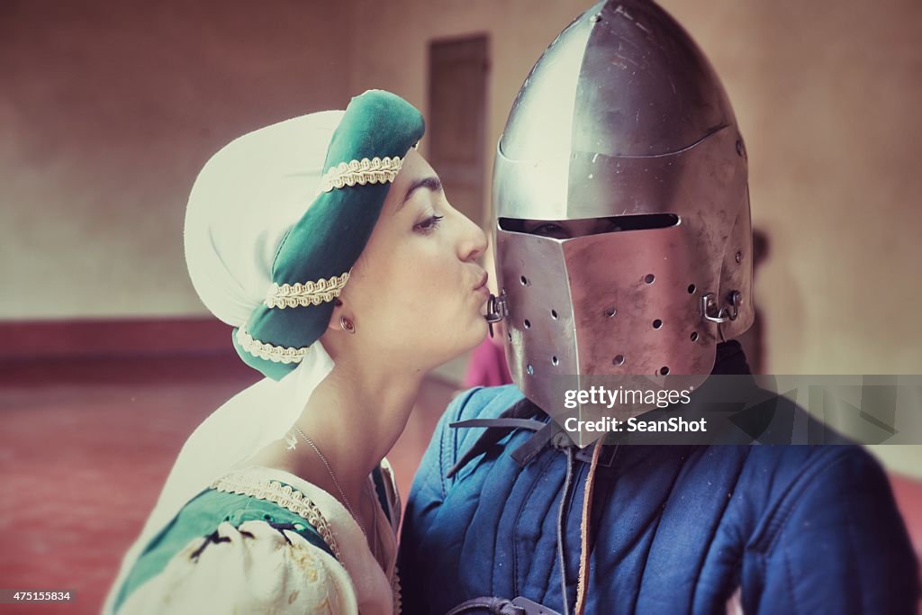 Beso de Medieval pareja