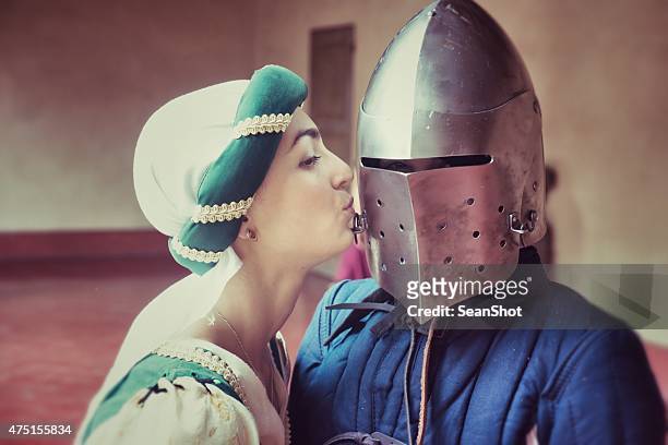 couple baiser de la ville médiévale - courtisane rôle social photos et images de collection