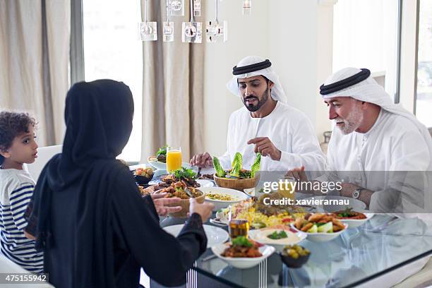 emirati almuerzo familiar - arab family eating fotografías e imágenes de stock