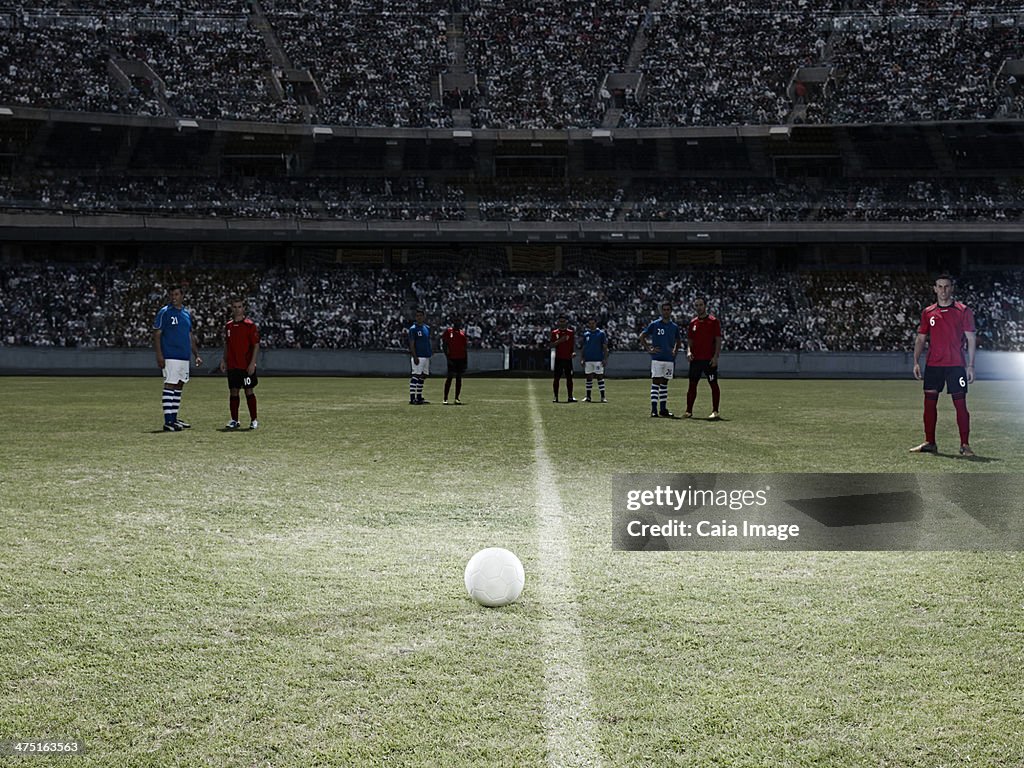 Ballon de football assis sur le terrain