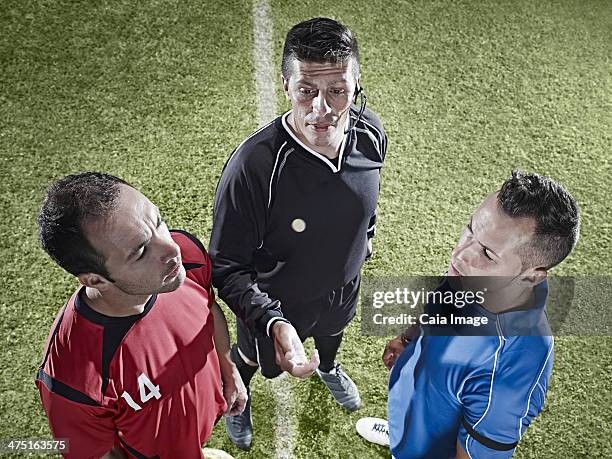 giocatori di calcio sul campo di fronte all'altra - tirare in aria una moneta foto e immagini stock