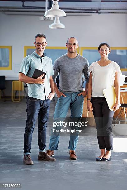 das team, um die anstehenden aufgaben zu erledigen - gruppenfoto stock-fotos und bilder