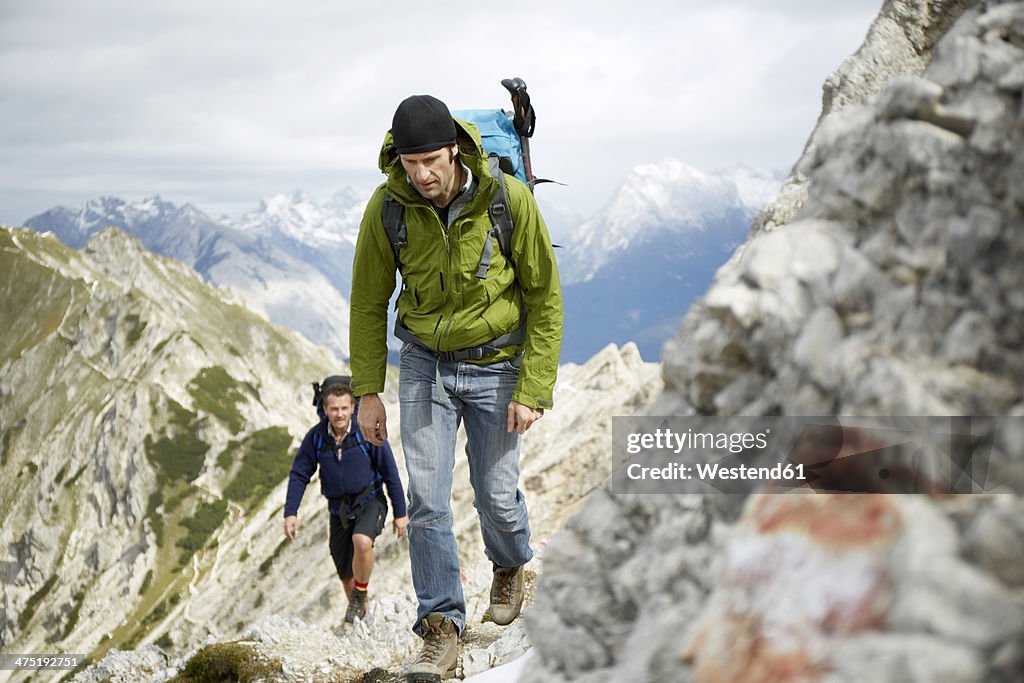 Austria, Tyrol, Karwendel mountains, Mountaineers in Alps