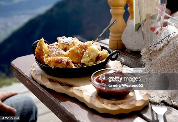 austria, tyrol, karwendel mountains, kaiserschmarrn with fruit sauce - cultura austríaca fotografías e imágenes de stock