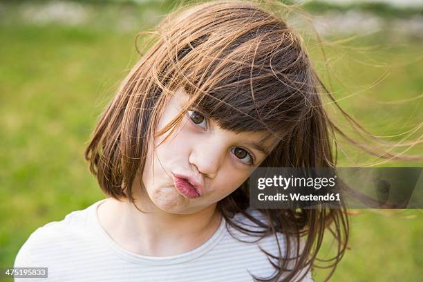 portrait of little girl pouting - kopf zur seite neigen stock-fotos und bilder