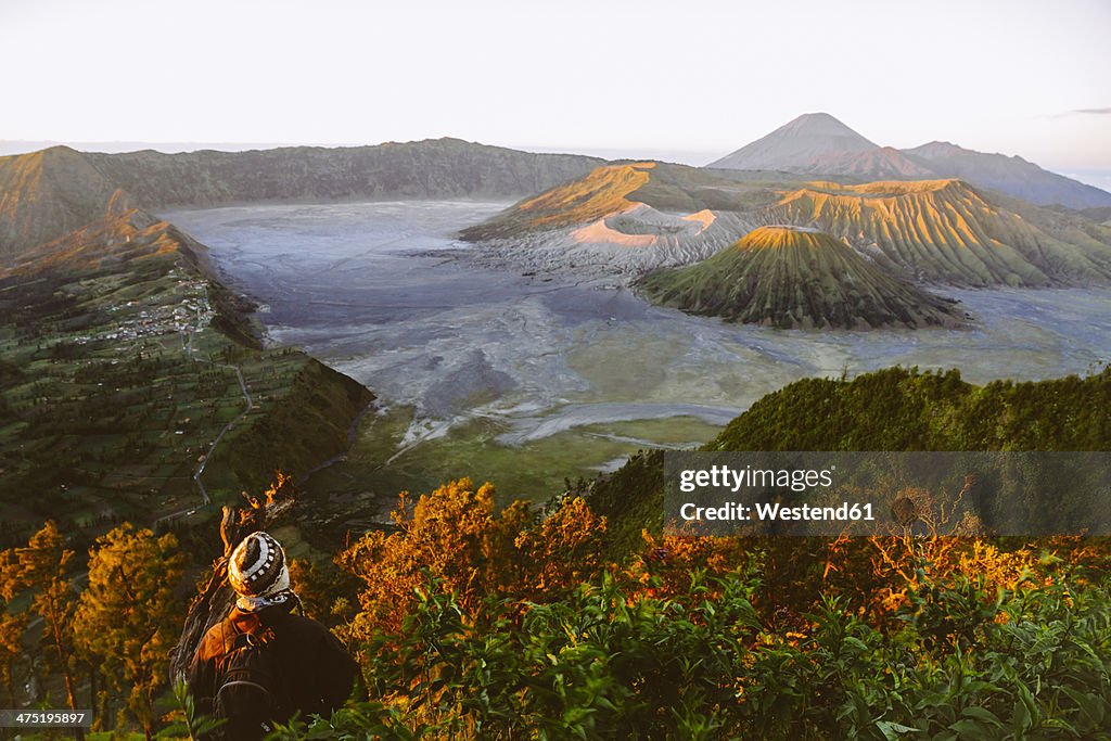 Indonesia, Java, Bromo Tengger Semeru National Park, Tourist looking down to Bromo Volcano