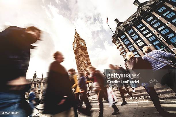 people crossing in central london - commuter stockfoto's en -beelden