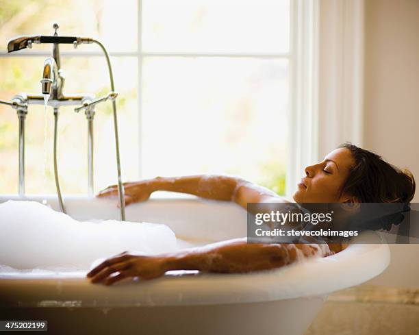 bain moussant - beautiful woman bath photos et images de collection