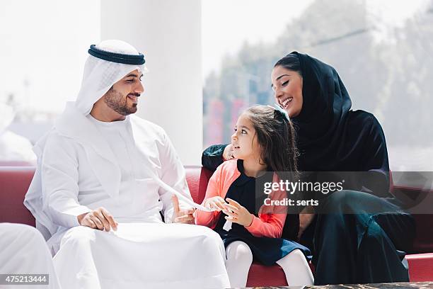 tradicional árabe família desfrutando no lounge - emiratos árabes unidos - fotografias e filmes do acervo