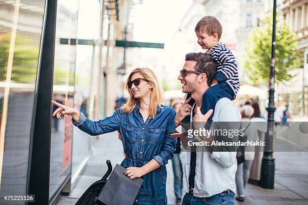 family shopping - family shopping stock pictures, royalty-free photos & images