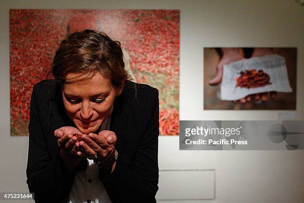 Girl sniffs chili. "Sulla rotta delle spezie" is the exhibition, with 73 photographs, which houses the MAO, in collaboration with National Geographic...