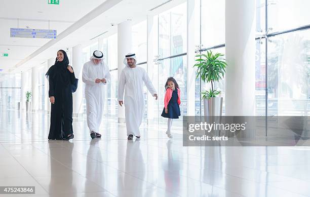 arabische familie im einkaufszentrum - arab woman walking stock-fotos und bilder