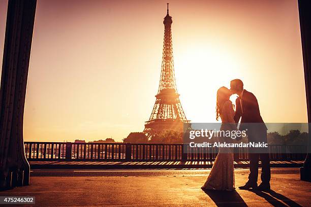 - hochzeit - couple paris tour eiffel trocadero stock-fotos und bilder