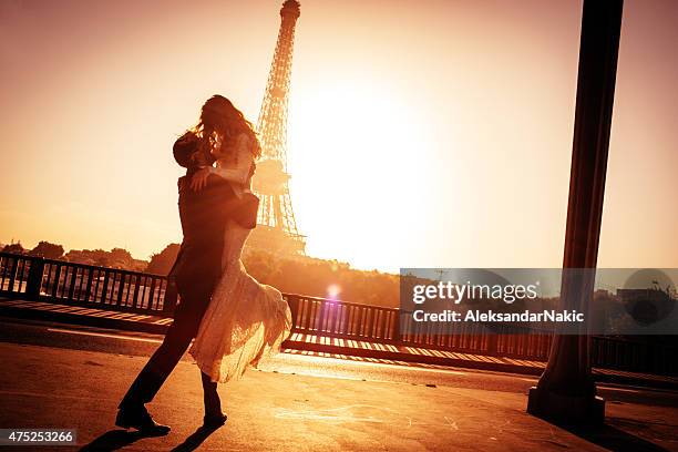 hochzeit in paris - couple paris tour eiffel trocadero stock-fotos und bilder