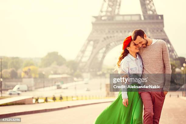 romance in paris - couple paris stockfoto's en -beelden