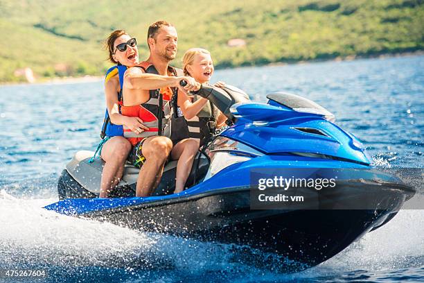 familie auf einem jet ski - motorized vehicle riding stock-fotos und bilder