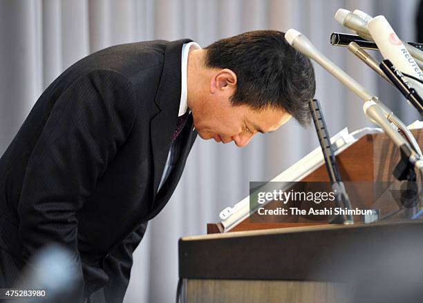 Japanese Foreign Minister Seiji Maehara bows at the start of his resignation press conference at Foreign Ministry on March 6, 2011 in Tokyo, Japan....