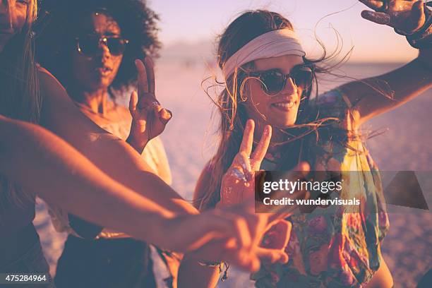 meninas dançar num beachparty ao pôr do sol - anos 60 imagens e fotografias de stock