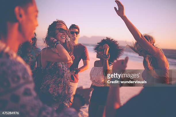 amigos, dançar em um verão beachparty pôr do sol - friends sunset imagens e fotografias de stock