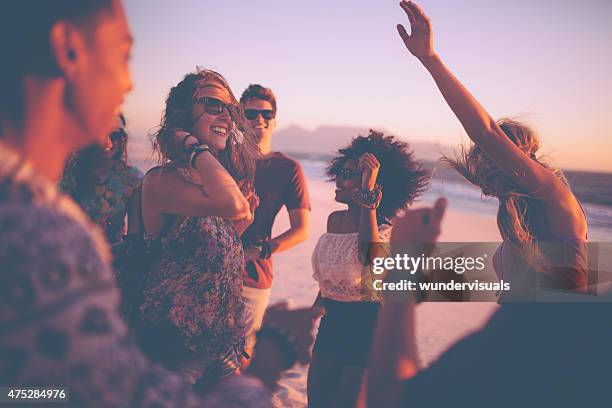 friends dancing at a summer sunset beachparty - beach party 個照片及圖片檔