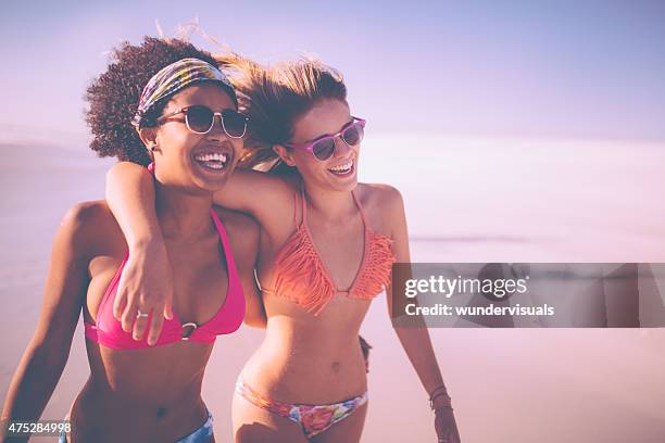 ガールズ沿う歩くと一緒にビーチで夏の - beach girl ストックフォトと画像