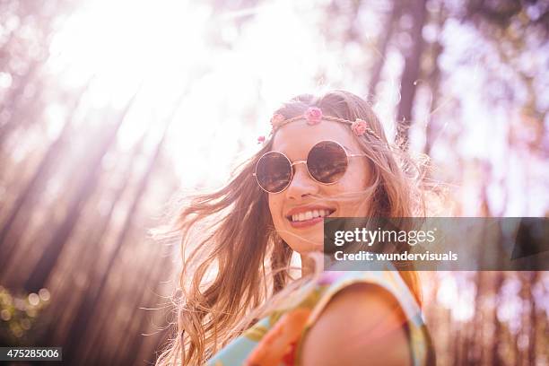 boho-stil mädchen in haarreif mit blume und runde sonnenbrille - haaraccessoires stock-fotos und bilder