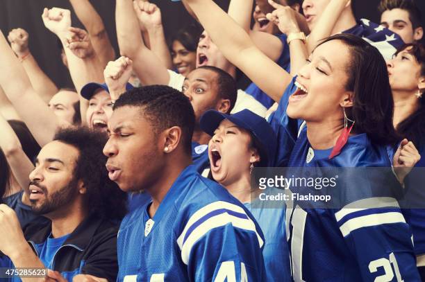 crowd of sports fans cheering - estadio olímpico - fotografias e filmes do acervo