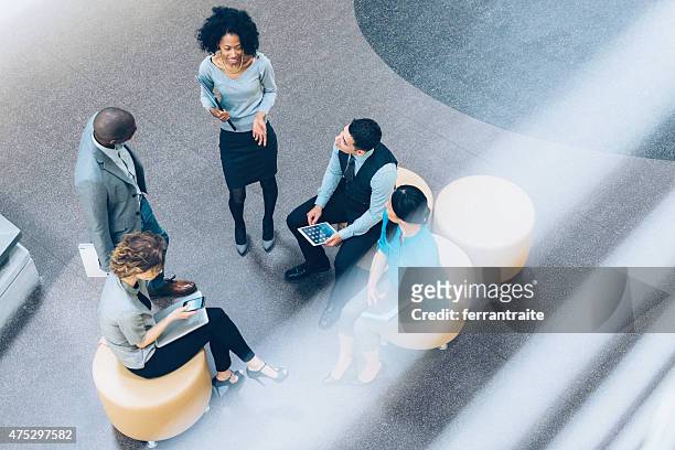 overhead view of business people in a meeting - informeel zakelijk stockfoto's en -beelden