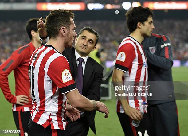 Athletic Bilbao's coach Ernesto Valverde comforts a player at the end of the Spanish Copa del Rey final football match Athletic Club Bilbao vs FC...