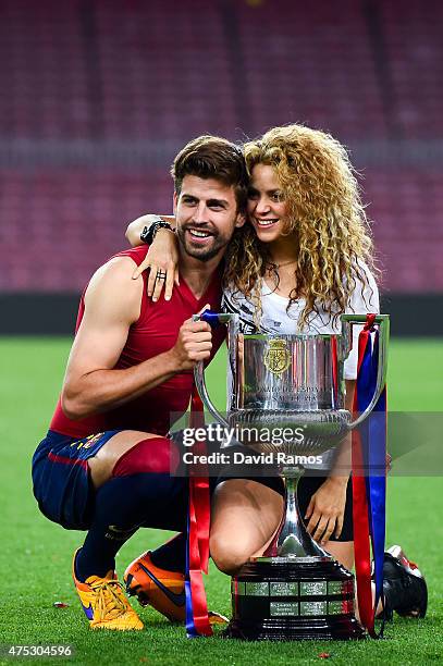 Gerard Pique of FC Barcelona and Shakira pose with the trophy after FC Barcelona won the Copa del Rey Final match against Athletic Club at Camp Nou...