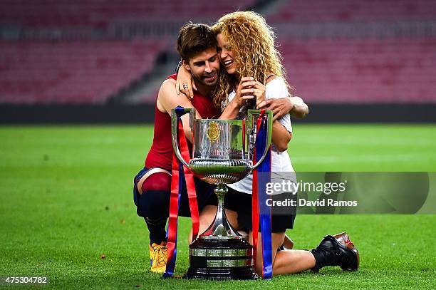 Gerard Pique of FC Barcelona and Shakira pose with the trophy after FC Barcelona won the Copa del Rey Final match against Athletic Club at Camp Nou...