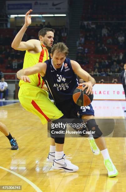 Zoran Planinic, #34 of Anadolu Efes Istanbul competes with Bostjan Nachbar, #34 of FC Barcelona in action during the 2013-2014 Turkish Airlines...