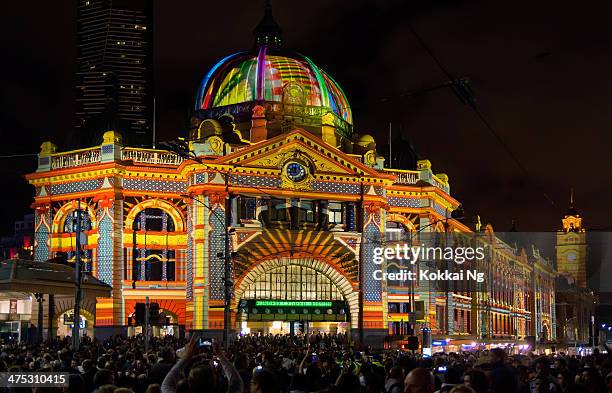 zu white night melbourne-flinders street station - melbourne festival stock-fotos und bilder