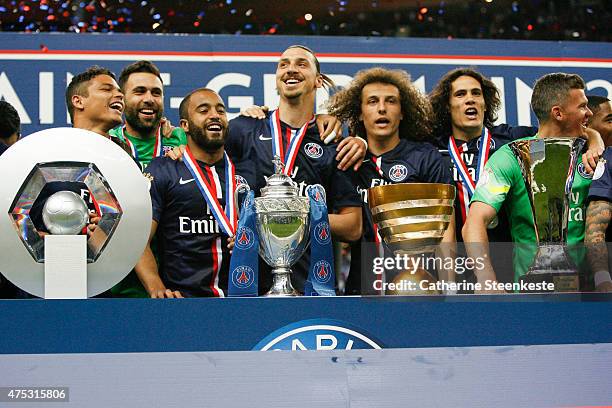 Thiago Silva, Salvatore Sirigu, Lucas, Zlatan Ibrahimovic, David Luiz, Edinson Cavani, Nicolas Douchez and their teammates celebrates the victory of...