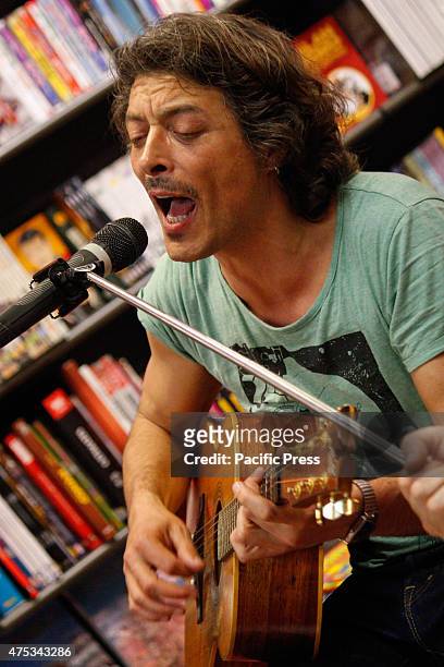 The guitarist and Italian singer Federico Poggipollini, guitarist of Luciano Ligabue, he performed in a mini live for his fans at the Mondadori...