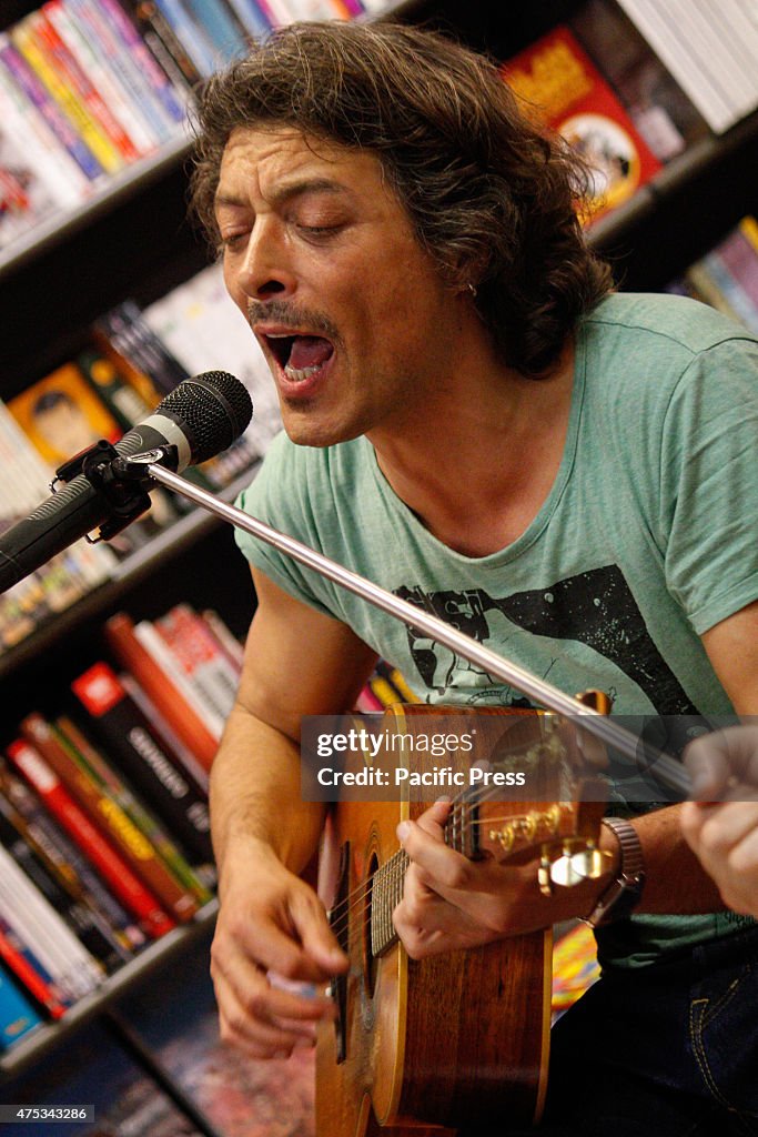 The guitarist and Italian singer Federico Poggipollini,...