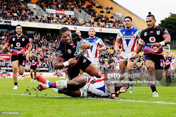 Manu Vatuvei of the Warriors scores a try during the round 12 NRL match between the New Zealand Warriors and the Newcastle Knights at Mt Smart...