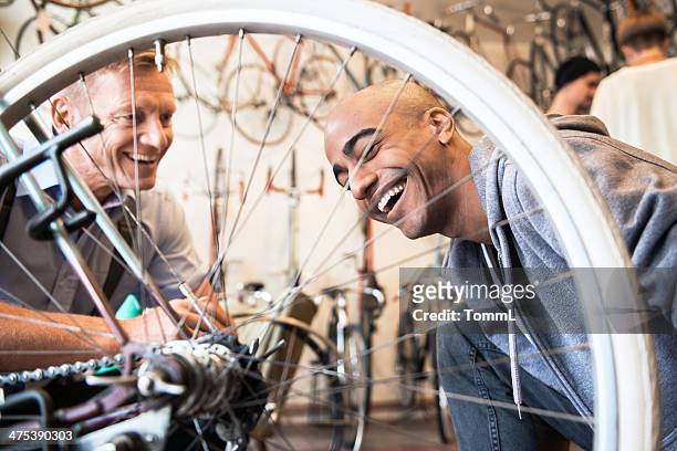 junger mann, kauf von fahrrad - shopping with bike stock-fotos und bilder
