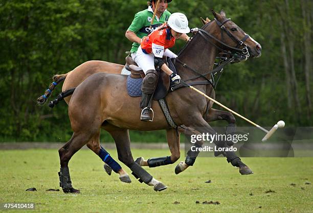 deux joueurs de polo difficile pour le ballon - polo mallet photos et images de collection