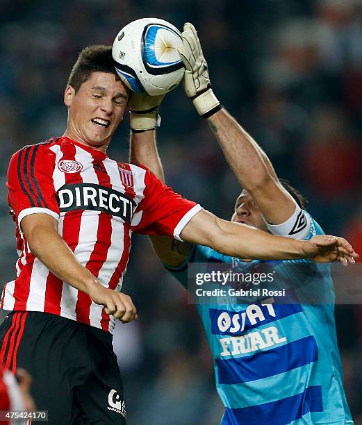 Guido Carrillo of Estudiantes fights for the ball with Jorge Broun goalkeeper of Colon during a match between Estudiantes and Colon as part of 14th...