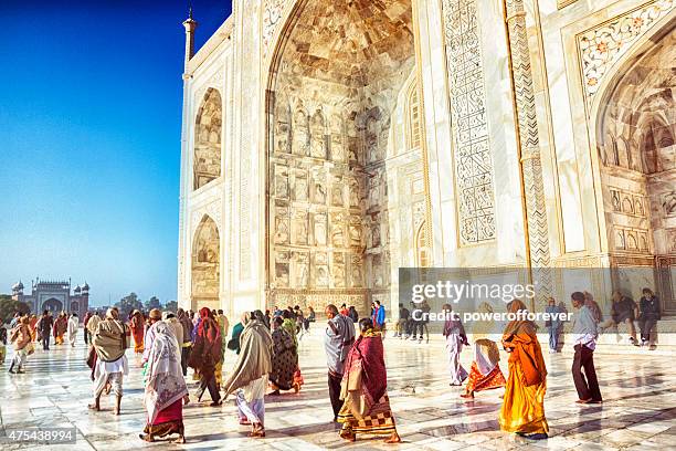 turistas en taj mahal - agra fotografías e imágenes de stock