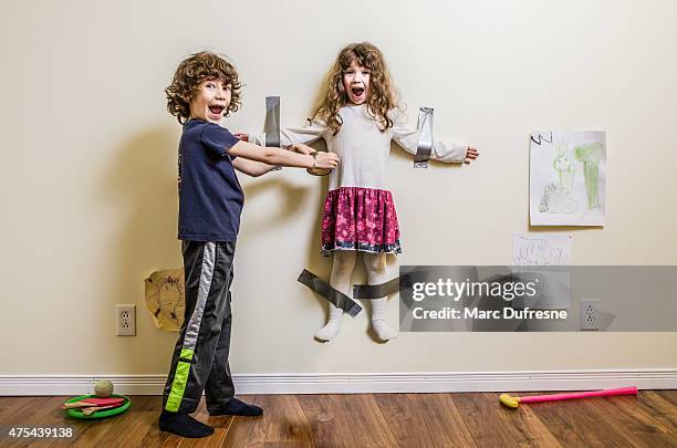 irmão pendurado sua irmã na parede - vingança imagens e fotografias de stock
