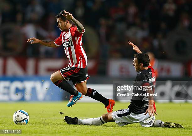 Luciano Acosta of Estudiantes fights for the ball with Pablo Martin Ledesma of Colon during a match between Estudiantes and Colon as part of 14th...