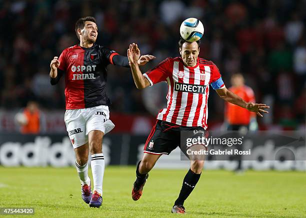 Leandro Desabato of Estudiantes heads the ball during a match between Estudiantes and Colon as part of 14th round of Torneo Primera Division 2015 at...