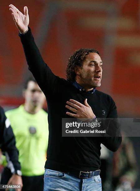Gabriel Milito Coach of Estudiantes gives instructions to his players during a match between Estudiantes and Colon as part of 14th round of Torneo...