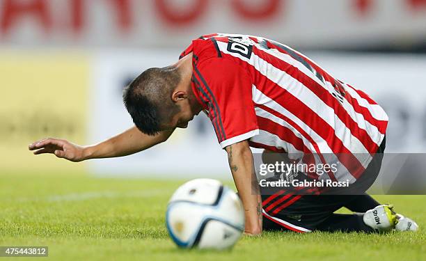 Carlos Auzqui of Estudiantes reacts during a match between Estudiantes and Colon as part of 14th round of Torneo Primera Division 2015 at Ciudad de...