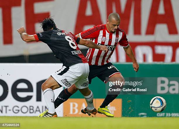 Matias Aguirregaray of Estudiantes dribbles Luis Yamil Garnier of Colon during a match between Estudiantes and Colon as part of 14th round of Torneo...