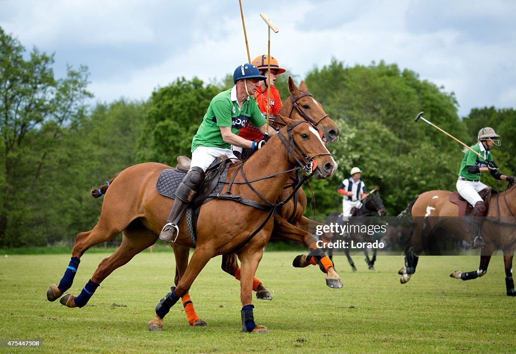 Zwei polo-teams ist für den ball