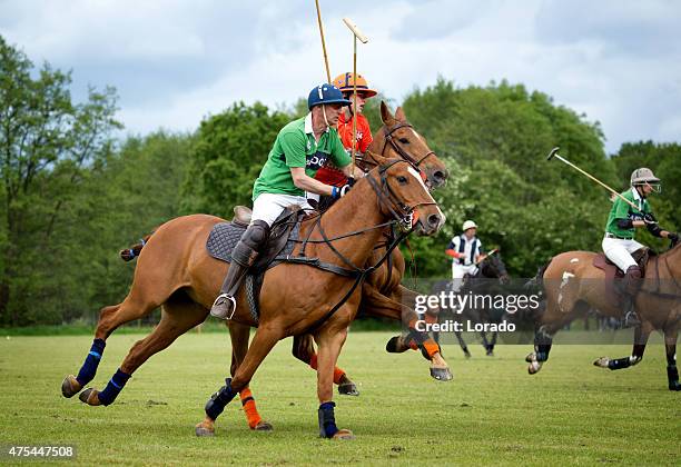dos polo equipos desafiante para la pelota - polo deportes ecuestres fotografías e imágenes de stock